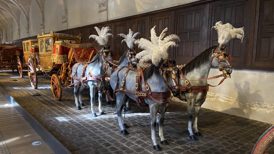 installation-sonore-immersive-dans-la-galerie-des-carrosses-des-grandes-ecuries-du-chateau-de-versailles